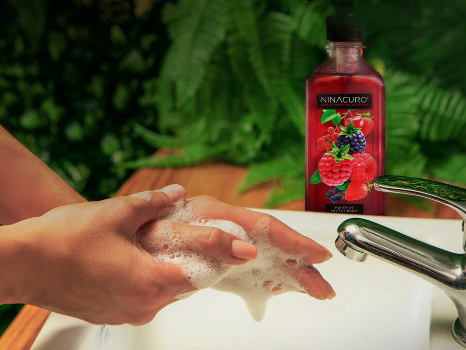 Descubre la revolución del jabón líquido “Pasión de Frutos Rojos” para manos de Ninacuro