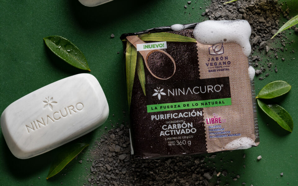 El poder del carbón activado en el cuidado de la piel.