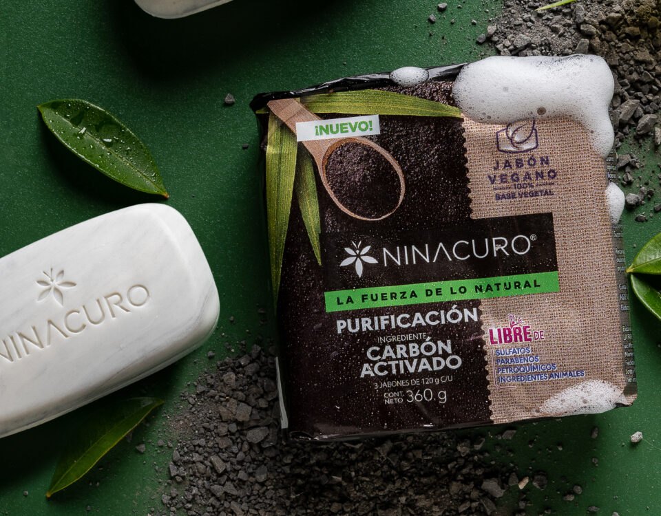 El poder del carbón activado en el cuidado de la piel.